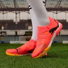 Sepatu Sepak Bola PUMA Future Artificial Turf TT (Gum Spikes) untuk Pria: Peredam Guncangan, Tahan Aus, dan Anti Selip - Merah dan hitam - View 2