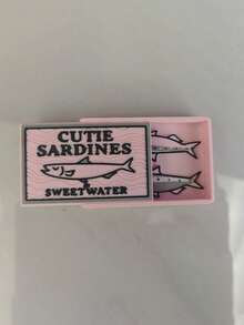 CUTIE SARDINES 鯖魚罐頭造型收納盒 + 小魚吊飾 2件組，迷你便攜收納盒附鯖魚鑰匙圈，可收納耳機、耳環、數據線、彩妝配件，適合學生、年輕女性、玩具愛好者，適用日常通勤、校園課堂、短途旅行、海灘度假，復古趣味小眾便攜收納組，送給好友與情侶的禮物 - 多色 - 查看 14