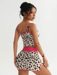 Set Olahraga Yoga Motif Leopard: Atasan Tank Top Pendek dengan Tali Bahu Tipis dan Celana Pendek Berpinggang Tinggi dengan Belahan di Bagian Bawah, Warna Pink. - Berwarna merah muda - View 2