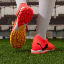 Sepatu Sepak Bola PUMA Future Artificial Turf TT (Gum Spikes) untuk Pria: Peredam Guncangan, Tahan Aus, dan Anti Selip - Merah dan hitam - View 3