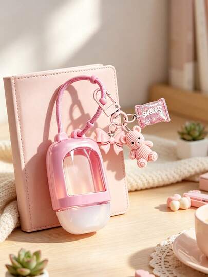 Botella recargable para apretar, botella portátil mini de desinfectante de manos con funda de silicona, combinada con llavero de encanto de corazón en relieve de oso de caramelo de resina 3D, diseño a prueba de fugas, también apta para jabón, loción, champú, gel de baño, botella de viaje, viene con funda de silicona colorida y llavero, apta para oficina, gimnasio, viaje, uso escolar, decoración de mochila de estudiante de vuelta a la escuela, acento de atuendo de niña, adorno colgante portátil, se puede colgar en llaves, bolsas, equipaje o llaves del coche, vuelta a la escuela, regalo del Día del Maestro, regalo de cumpleaños
