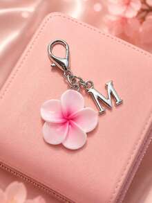 Un colgante de llavero realista de Bauhinia, Frangipani y Flor de Cerezo con 26 letras inglesas que representan las iniciales A-Z. Este llavero de flor de cinco pétalos con degradado es un accesorio lindo adecuado para adornos de cremallera de bolsos y decoración de llaveros de coche - Multicolor - Ver 2