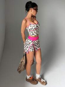 Set Olahraga Yoga Motif Leopard: Atasan Tank Top Pendek dengan Tali Bahu Tipis dan Celana Pendek Berpinggang Tinggi dengan Belahan di Bagian Bawah, Warna Pink. - Berwarna merah muda - View 5