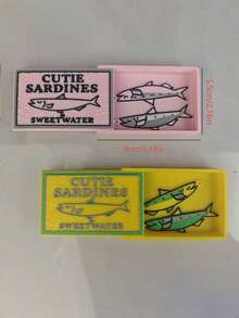 CUTIE SARDINES 鯖魚罐頭造型收納盒 + 小魚吊飾 2件組，迷你便攜收納盒附鯖魚鑰匙圈，可收納耳機、耳環、數據線、彩妝配件，適合學生、年輕女性、玩具愛好者，適用日常通勤、校園課堂、短途旅行、海灘度假，復古趣味小眾便攜收納組，送給好友與情侶的禮物 - 多色 - 查看 11