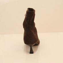 angelica Damen-Stiefeletten in Wildleder-Optik mit elastischem Schaft, spitzer Zehenpartie und niedrigem, elegantem Absatz, Cowboy-Stil, seitlicher Reißverschluss, für das Büro - Kaffee - Übersicht 6