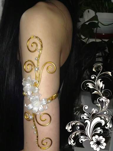 Brassard doré réglable en spirale, bracelet de bras avec perles de fleurs blanches, bijou de bras de style bohème, convient pour les fêtes, les vacances, les mariages et le port quotidien