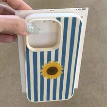 1 buah Casing Ponsel Bahan TPU Motif Bunga Matahari Garis Biru Kompatibel dengan iPhone 17 Pro Max/17/16 Pro Max/15/13/12/11/ S20 FE/A15/S24/A55/ Note 11/Note 12/Note 13 Pro Pelindung Ponsel Soft Shell Anti-Jatuh Cakupan Penuh - Putih - View 3