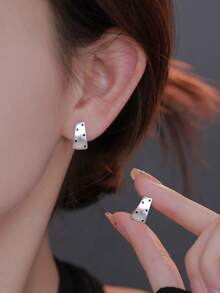 1 Pair U-Shaped Metal Brushed Polka Dot Ear Cuff Earrings, European And American Style, Personalized Fashion, Sweet Elegant Vintage Stud Earrings For Women And Girls, Travel Wedding Party Accessories, Birthday Christmas Gift 2026 - Silver - View 4