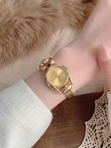 1 Peça Relógio Pulseira de Corrente de Luxo Feminino, Design de Corrente de Metal Liso como uma Pulseira Delicada, Textura Dourada Polida com Aparência Elegante de Alta Qualidade. Pertence a Acessórios Dourados, Pulseiras, Acessórios de Verão, Joias de Mão, Adequado para Uso Diário, Encontros, Reuniões, Passeios de Verão, Temporada de Volta às Aulas e Mais Cenários, Pode Ser Usado como Presente de Formatura, Melhor Presente para Mulheres, Demonstrando Delicadeza e Elegância. - Dourado - Visão 3