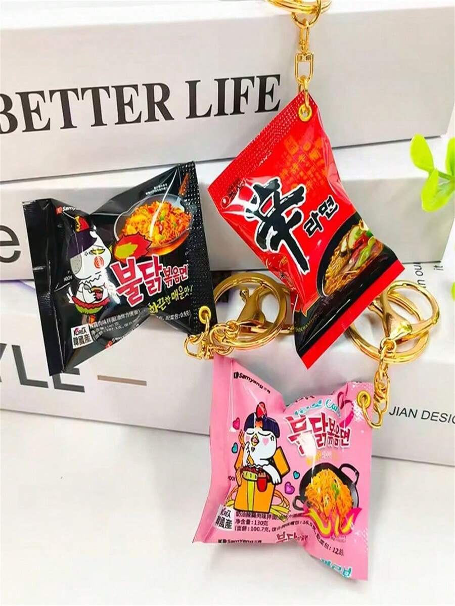 迷你即食麵包裝造型鑰匙圈 可愛仿真拉麵火雞麵食物吊飾 包包配件 車鑰匙鏈 背包裝飾 女性禮物 金屬塑膠材質 - 彩色 - 查看 1