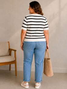 Blusa Feminina em Tricot Plus Size Listrada Manga Curta Gola Redonda Casual Confortável - branco/preto - Visão 3