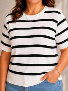 Blusa Feminina em Tricot Plus Size Listrada Manga Curta Gola Redonda Casual Confortável - branco/preto - Visão 4