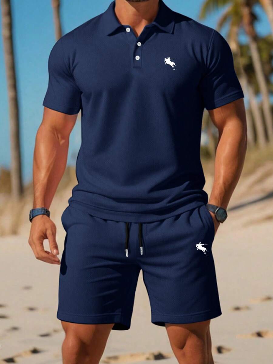 男士騎士標誌短袖 Polo 衫,休閒通勤寬鬆版上衣與抽繩短褲套裝,海軍藍,適合夏季,輕盈寬鬆舒適,適用於海灘、海邊、居家、戶外、度假穿著 - 寶藍色 - 查看 1
