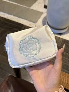 日韓風小眾緞面亮面山茶花重工刺繡卡夾、證件套、零錢包、手拿包、便攜化妝包、收納包 - 白色 - 查看 2