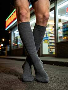 1 par de calcetines altos de color gris sólido para hombre, estilo empresarial minimalista, adecuado para el desplazamiento diario, deportes y uso en otoño/invierno - Gris Oscuro - Ver 4