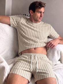 Set Kasual Pria: Kaos Lengan Pendek Kerah Bulat dan Celana Pendek Tali Serut - Light Grey - View 2