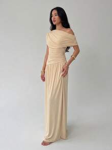 Vestido largo de unicolor con cuello asimétrico y cintura entallada elegante - Caqui - Ver 1