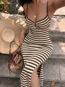 Vestido midi de punto a rayas marrones con tirantes finos para mujer, escote amplio con decoración de anillo metálico, vestido largo de corte ajustado, adecuado para vacaciones de verano en la playa, resort y fiesta en la piscina - Café integral - Ver 1