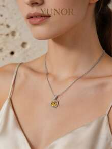 1 Peça Colar Pingente de Diamante Amarelo de Luxo em Prata Esterlina 925 com Halo Duplo, Pedra Principal em Corte Almofadado com Diamantes Brancos Pavê em Camada Dupla, Design de Diamante Amarelo Almofadado Quadrado, Contraste de Borda em Ouro e Prata em Tom Duplo, Montagem com Garras, Acessório de Zircônia Cristal Amarela Cintilante, Corrente de Clavícula para Uso Diário Feminino, Adequado para Encontros, Festas, Presente de Aniversário, Joia de Luxo de Alta Qualidade do , Acessório Versátil para Camadas, Acessório para Looks de Férias, Decoração de Pescoço de Nicho de Alta Qualidade Europeu e Americano, Colar Pingente de Prata Hipoalergênico - Conjunto quadrado com pedras preciosas amarelas - Visão 3