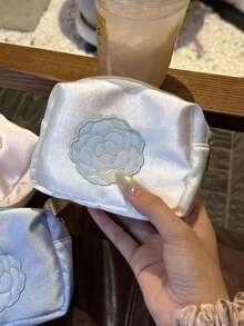 日韓風小眾緞面亮面山茶花重工刺繡卡夾、證件套、零錢包、手拿包、便攜化妝包、收納包 - 白色 - 查看 3