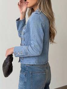 Nueva chaqueta corta de denim lavado con diseño de botones metálicos acanalados y tirantes para el hombro estilo High Street - Azul lavado medio - Ver 5