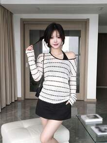 Kaos Lengan Panjang Bergaris Putih Wanita, Baju Pelindung Matahari Tipis Berlubang untuk Musim Panas, Atasan Bahu Asimetris Longgar Dua Arah (Lapisan Dalam Tidak Termasuk) - Putih - View 2