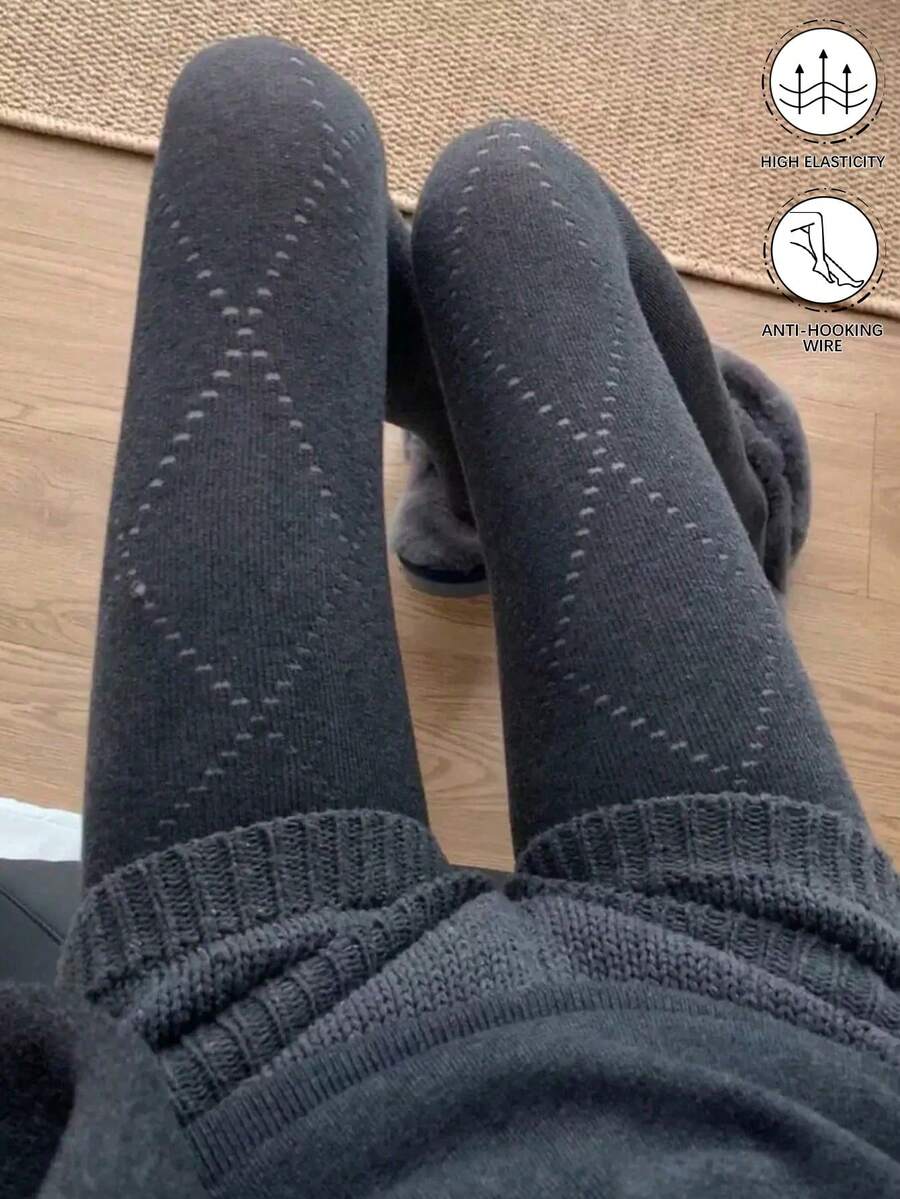 زوج واحد من جوارب طويلة محبوكة بتصميم مضلع عمودي ماسي مجوف باللون الرمادي الدخاني، بأسلوب جامعي، للنساء للارتداء اليومي في الربيع/الخريف