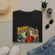 Camiseta divertida de pádel más barata que la terapia |   Regalo para jugador de pádel español |   Camiseta con la frase "Padel Repeat Eat Sleep" |   La camiseta de pádel es vida - Negro - Ver 1