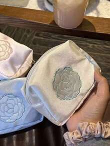 日韓風小眾緞面亮面山茶花重工刺繡卡夾、證件套、零錢包、手拿包、便攜化妝包、收納包 - 白色 - 查看 5
