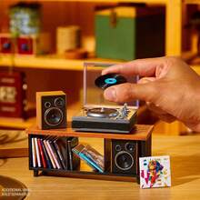 MGA Entertainment MGA Miniverse Mini Collectibles Pemutar Piringan Hitam Mini, Memutar Piringan Hitam, Gaya Vintage, Hadiah untuk Pecinta Musik - MultiWarna - View 4