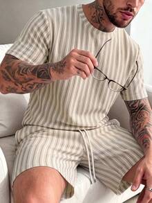 Set Kasual Pria: Kaos Lengan Pendek Kerah Bulat dan Celana Pendek Tali Serut - Light Grey - View 1