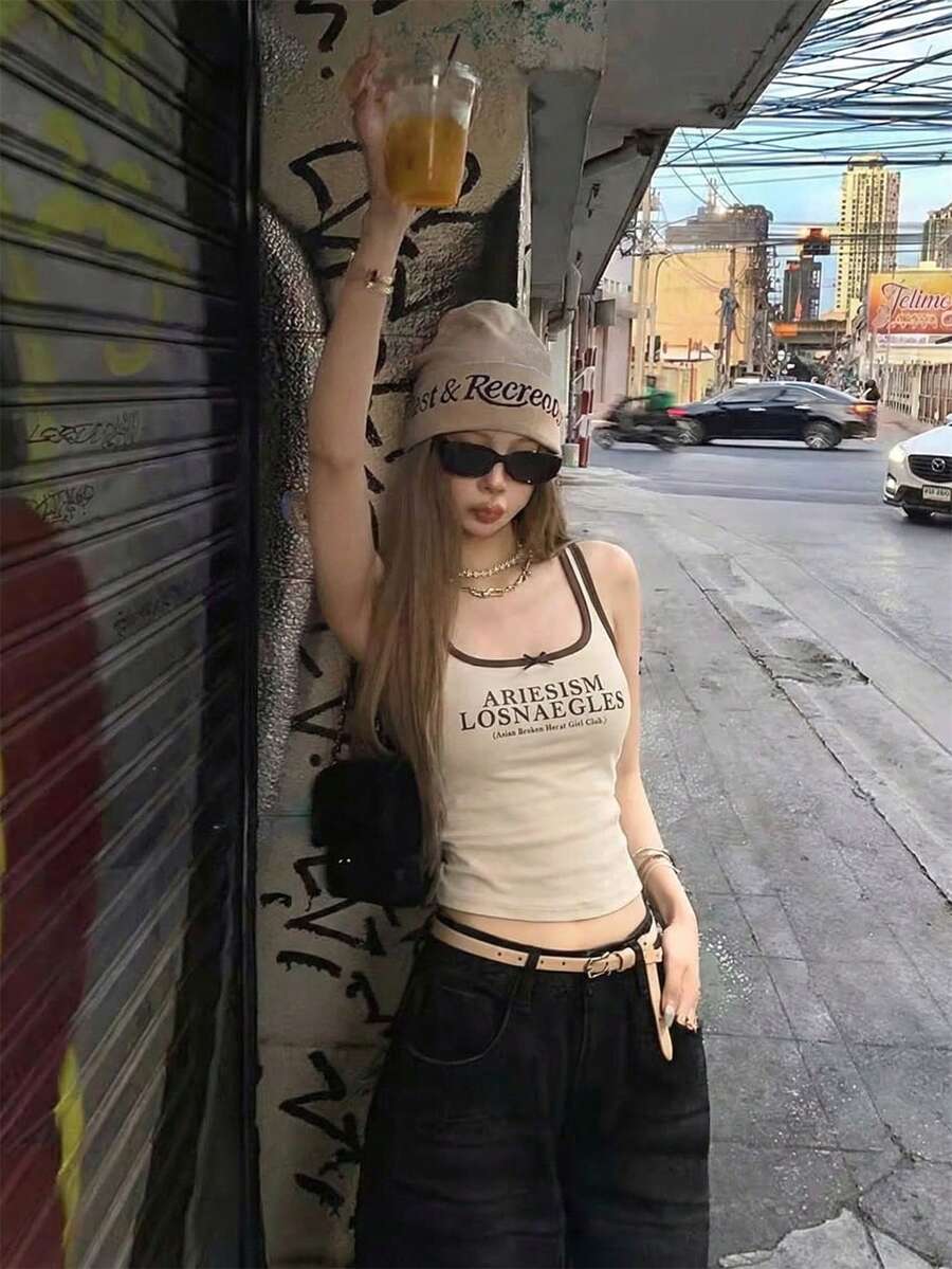 Y2K复古美式风格女童短款无袖针织背心,撞色设计,字母图案,休闲甜美街头风,适合日常、约会、周末、返校、户外、海滩等夏季场合。 - 杏色 - 查看 1