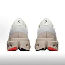 On Running Women Running Shoes - 象牙色/鮭魚色 - 查看 5