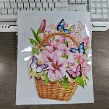 1/2件 3D立體花籃賀卡（勿忘我/百合款式可選），加厚藝術卡紙製成，精美印刷逼真花朵與蝴蝶細節，立體花籃設計，附可書寫留言卡，無需額外包裝，清新療癒配色，可折疊方便郵寄，高品質質感，不廉價，適合節日送禮者與手工卡片愛好者 - 多款 - 查看 12