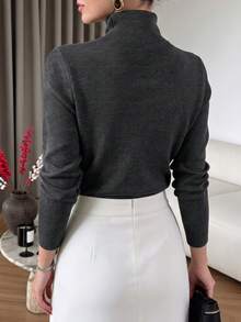 Atasan turtleneck lengan panjang pas badan dengan desain lipit, kancing depan, dan belahan di bagian bawah, cocok untuk dikenakan di musim gugur/musim dingin. - Grey - View 7