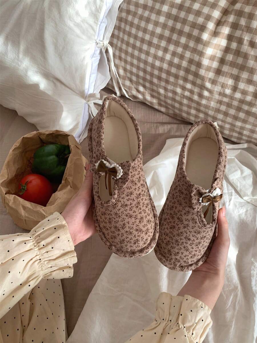 XIXITIAO 1 Pair Women's Fashionable Elegant Fairy Style Maternity Slippers, Khaki Floral With Small Bow, Cute Polyester Fiber Flat Full-Coverage House Shoes For Autumn/Winter