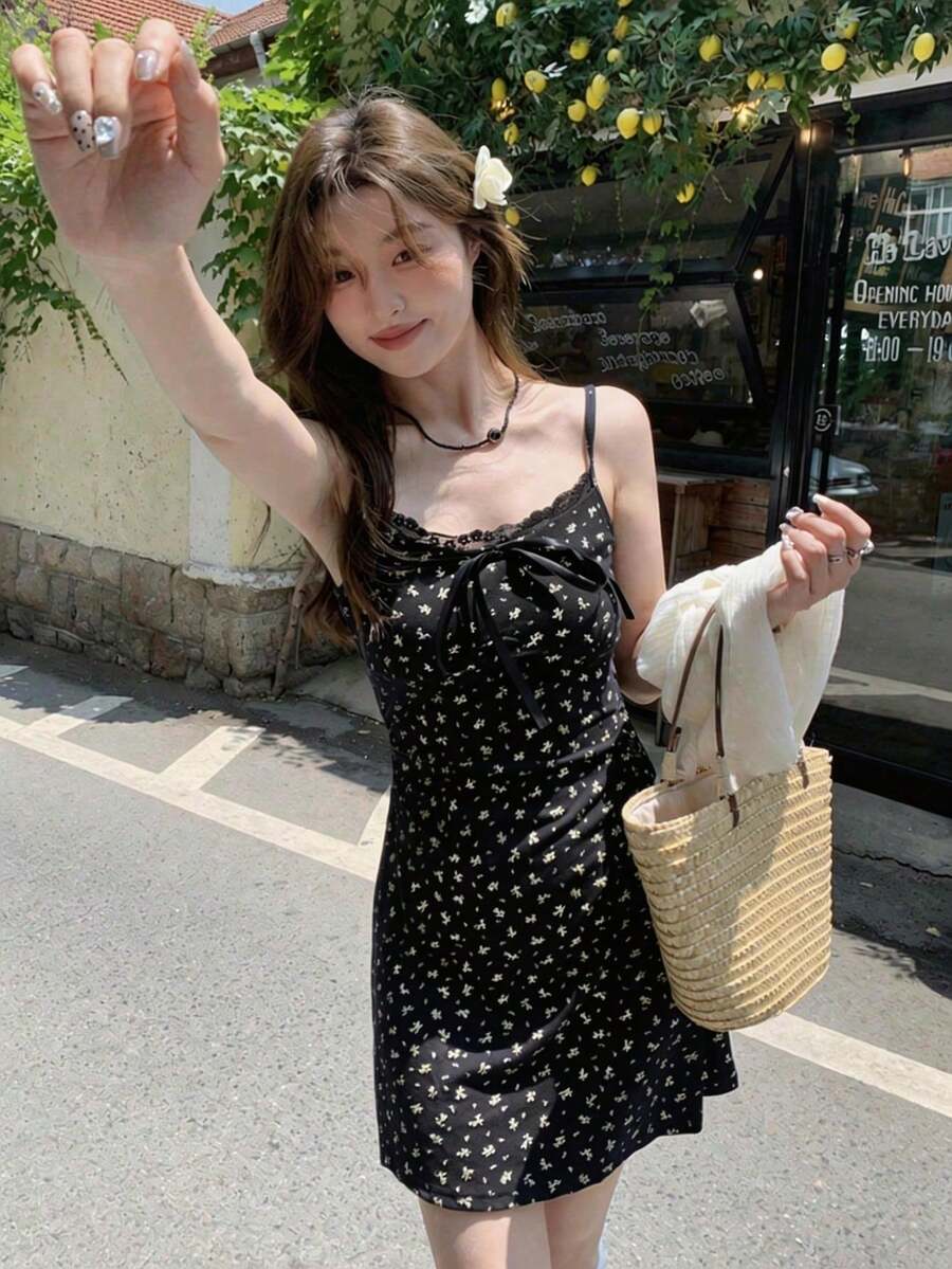 設計師款蝴蝶結飾拼接花卉浪漫細肩帶洋裝 黑色優雅