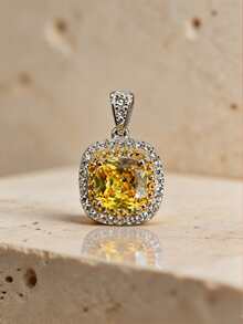 1 Peça Colar Pingente de Diamante Amarelo de Luxo em Prata Esterlina 925 com Halo Duplo, Pedra Principal em Corte Almofadado com Diamantes Brancos Pavê em Camada Dupla, Design de Diamante Amarelo Almofadado Quadrado, Contraste de Borda em Ouro e Prata em Tom Duplo, Montagem com Garras, Acessório de Zircônia Cristal Amarela Cintilante, Corrente de Clavícula para Uso Diário Feminino, Adequado para Encontros, Festas, Presente de Aniversário, Joia de Luxo de Alta Qualidade do , Acessório Versátil para Camadas, Acessório para Looks de Férias, Decoração de Pescoço de Nicho de Alta Qualidade Europeu e Americano, Colar Pingente de Prata Hipoalergênico - Conjunto quadrado com pedras preciosas amarelas - Visão 9