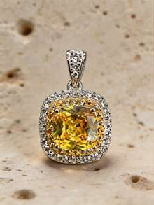 1 Peça Colar Pingente de Diamante Amarelo de Luxo em Prata Esterlina 925 com Halo Duplo, Pedra Principal em Corte Almofadado com Diamantes Brancos Pavê em Camada Dupla, Design de Diamante Amarelo Almofadado Quadrado, Contraste de Borda em Ouro e Prata em Tom Duplo, Montagem com Garras, Acessório de Zircônia Cristal Amarela Cintilante, Corrente de Clavícula para Uso Diário Feminino, Adequado para Encontros, Festas, Presente de Aniversário, Joia de Luxo de Alta Qualidade do , Acessório Versátil para Camadas, Acessório para Looks de Férias, Decoração de Pescoço de Nicho de Alta Qualidade Europeu e Americano, Colar Pingente de Prata Hipoalergênico - Conjunto quadrado com pedras preciosas amarelas - Visão 7