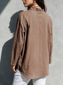 Blus Wanita Elegan dengan Ruffle dan Leher V, Atasan Lengan Panjang Warna Polos Potongan Slim Fit, Lembut dan Bernapas, Serbaguna, Kasual, Cocok untuk Musim Semi dan Musim Gugur - Coklat - View 2
