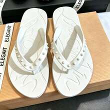 CL"Classic Retro 3D Riveted Red-Bottom Flip-Flops, Couple Beach Flat Toe Sandals, Casual Slip-Resistant Comfortable Flip-Flops - 白色半釘 - 查看 1