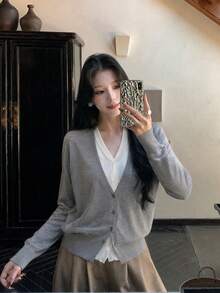 韓式女款 V 領 2 合 1 針織開襟毛衣，秋冬鈕扣設計寬鬆優雅針織外套上衣 - 灰拼白 - 查看 1