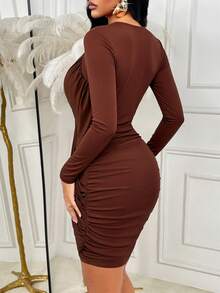 AIJ Gaun Mini Bodycon Lengan Panjang Leher V Cokelat Elegan untuk Musim Gugur, Model Surplice Wrap Depan dengan Detail Kerut, Ramping, Seksi, Cocok untuk Pesta, Jalan-jalan & Halloween. - Coklat - View 5