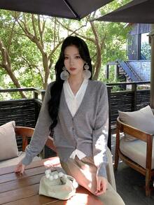 韓式女款 V 領 2 合 1 針織開襟毛衣，秋冬鈕扣設計寬鬆優雅針織外套上衣 - 灰拼白 - 查看 2