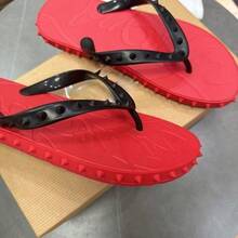 CL"Classic Retro 3D Riveted Red-Bottom Flip-Flops, Couple Beach Flat Toe Sandals, Casual Slip-Resistant Comfortable Flip-Flops - 黑紅 - 查看 2