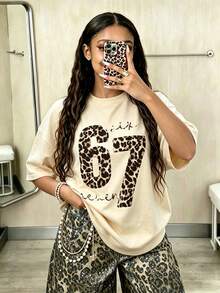 这款杏色休闲圆领T恤专为女孩设计，采用创意豹纹印花图案，是每个小女孩衣橱的完美补充。 - 杏色 - 查看 9