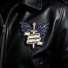 1件裝 深夜星空蝙蝠翼劍刺繡貼布 You Do Not Fear 勵志標語哥德風熨燙貼布，適用衣物、背包 DIY 裝飾 - A - 查看 6