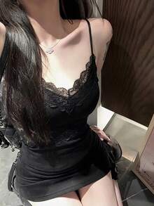女款極簡性感風蕾絲V領細肩帶背心上衣，春夏款，側乳遮蓋加墊杯，內層打底上衣，休閒黑色 - 黑色 - 查看 1