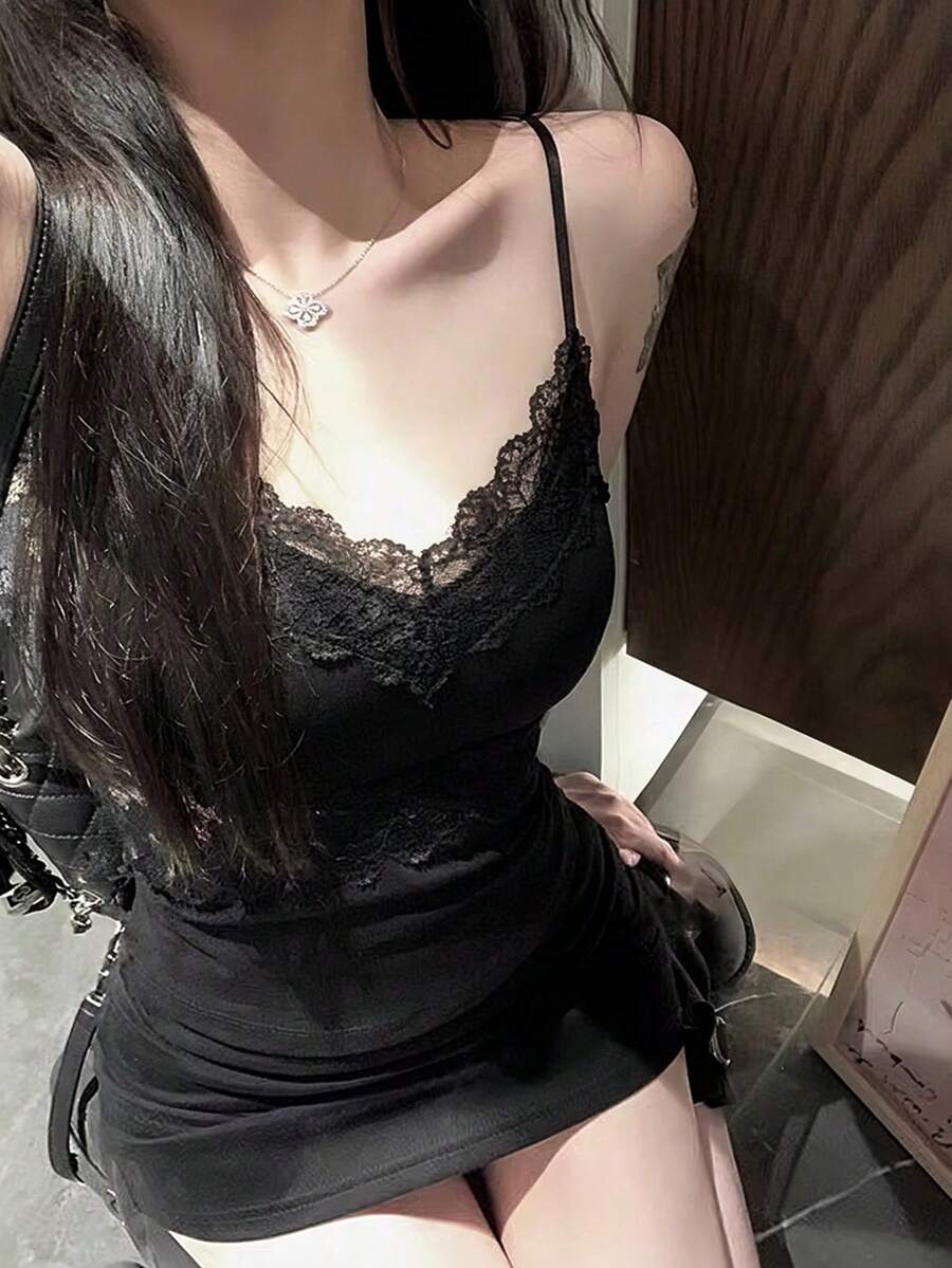女款極簡性感風蕾絲V領細肩帶背心上衣,春夏款,側乳遮蓋加墊杯,內層打底上衣,休閒黑色 - 黑色 - 查看 1