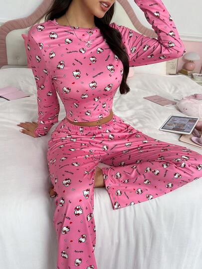 Noctvar OBM Sleepwear X Hello Kitty طقم بيجامة منزلي من قطعتين بطبعة كرتونية كاملة Hello Kitty باللون الوردي الحلو، ملابس علوية قصيرة بأكمام طويلة وياقة دائرية مع بنطال بيجامة واسع الساق بخصر مطاطي، قماش ناعم وصديق للبشرة، طبعة قلب قطة KT لطيفة وشابة، للارتداء اليومي المنزلي في الربيع/الخريف، ملابس كاجوال مريحة وفضفاضة غير مقيدة بأسلوب أنثوي